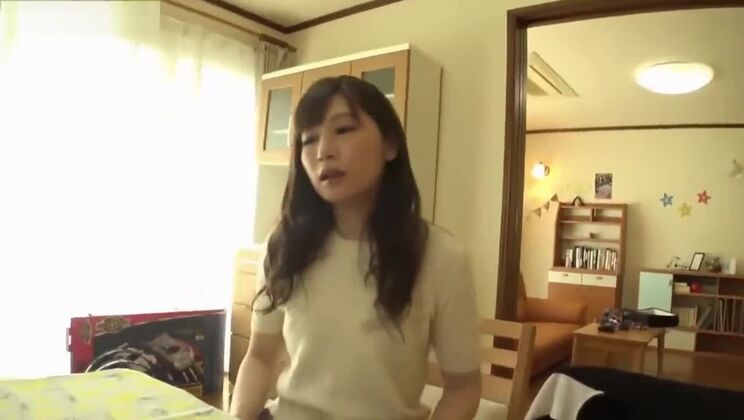 Приятная азиатка с маленькой грудью