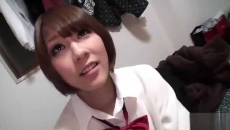 Красивая плоскогрудая восточная леди в потрясающем порно-представлении с элементами фингеринга.