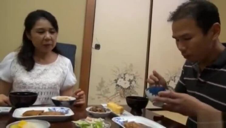 Потрясающее видео с азиатской замужней женщиной, демонстрирующей потрясающий секс с мочеиспусканием.