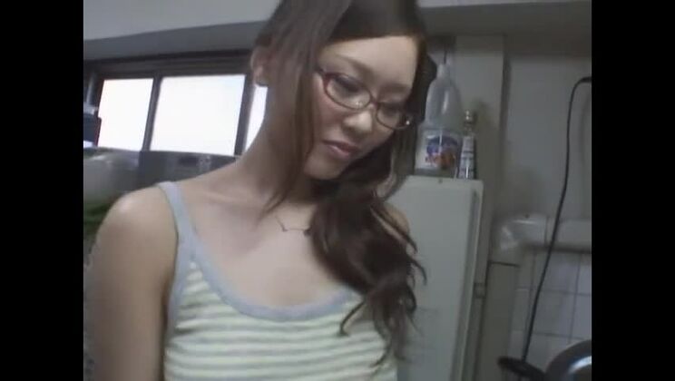 Соблазнительная японка Рейка Кудо в откровенном эротическом фильме.