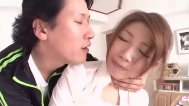 Привлекательная пышногрудая японская сучка в порно-видео с букаке.