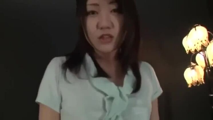 Очаровательная японская стерва в ультрагламурном фетиш-развлечении