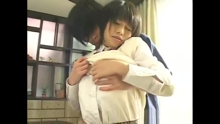 Соблазнительная азиатская шлюха в Настоящее хардкорное видео.