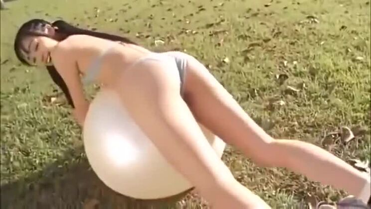 Красивая брюнетка-восточная шлюха занималась жестким сексом.