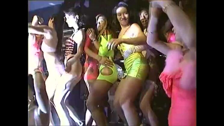 Милая японская проститутка участвует в дикой групповой оргии XXX-сцены.