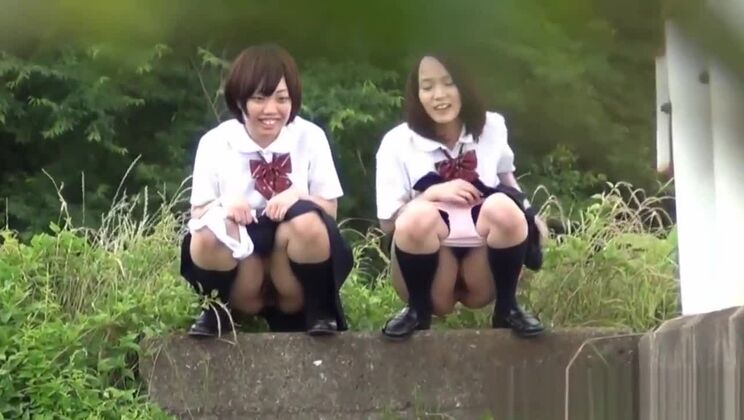 Японская девушка доставляет удовольствие, занимаясь горячим фетишистским развлечением.