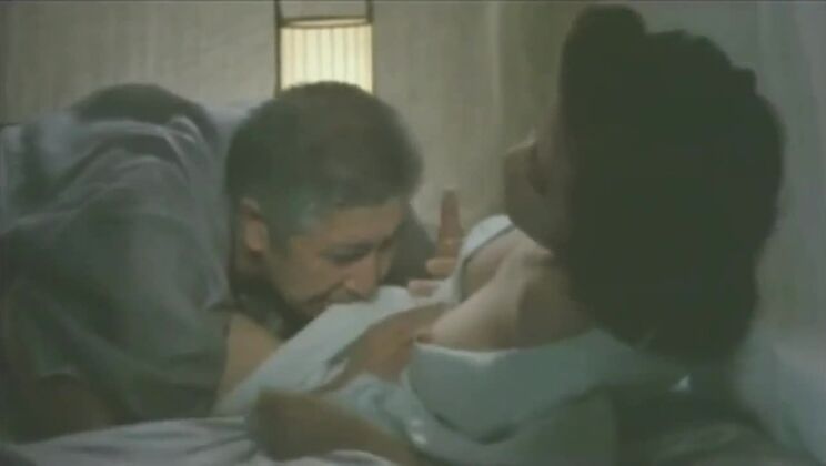 Красивая пышногрудая японская сучка в пикантном порно-видео