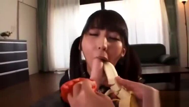 Очаровательная восточная шлюха снимается в порно-видео с глубоким минетом.