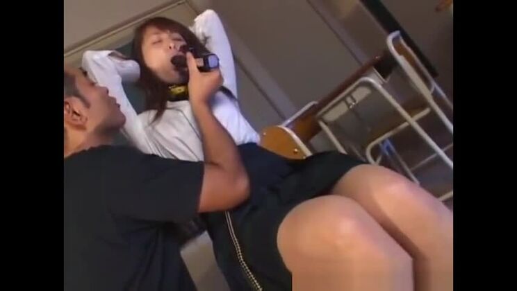 Очаровательная азиатская шлюшка в потрясающем межрасовом порно-видео.