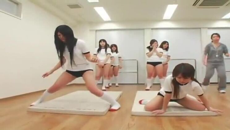 Медовая японская шлюха получает восхитительный оргазм с эякуляцией на лицо.