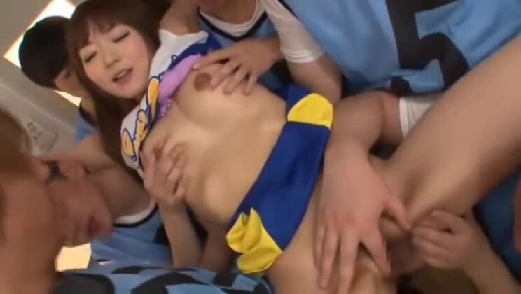 Изящная японка с пышной грудью