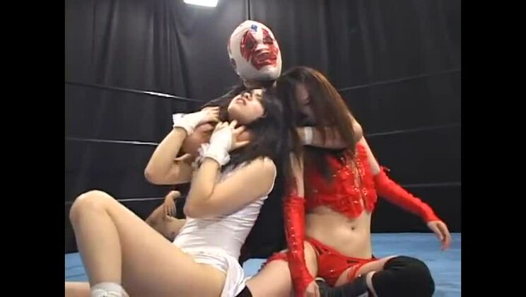 Невероятная японская сучка воплощает в жизнь свою фетишистскую мечту.