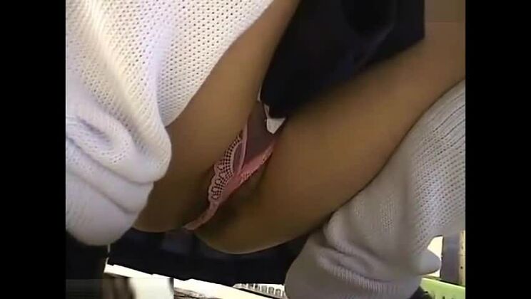 Потрясающая азиатская девушка воплощает в жизнь свои грязные извращенные мечты. В общественном месте