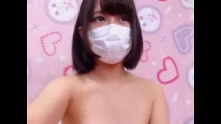 Очаровательная девушка восточной внешности с маленькой грудью в красивом любительском видео.