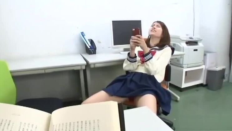 Спокойная азиатская женщина