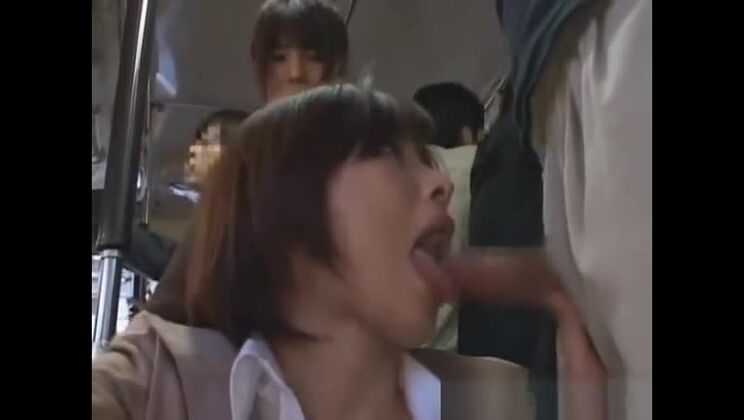 Горячая японская сучка на публике.