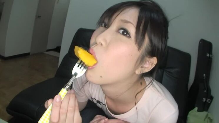 Соблазнительная восточная сучка в горячем любительском порно.