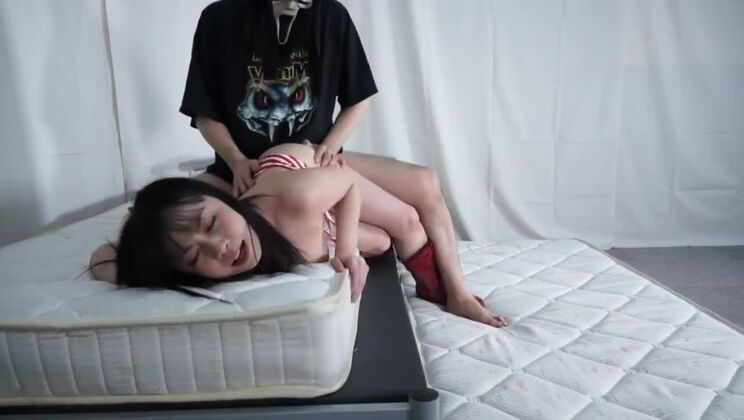 Божественная японская сучка снимается в фетиш-порно видео.