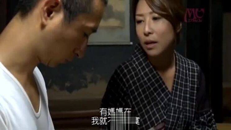 потрясающая японская леди в хардкорном порно-видео,