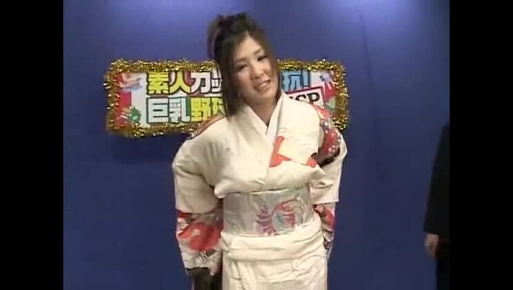 Красивая пышногрудая восточная шлюха в отличном любительском порно на публике