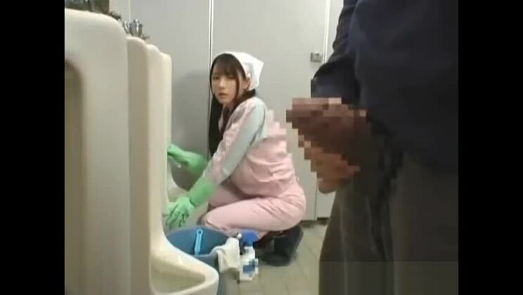 Восхитительная японская проститутка демонстрирует потрясающее видео с мочеиспусканием.