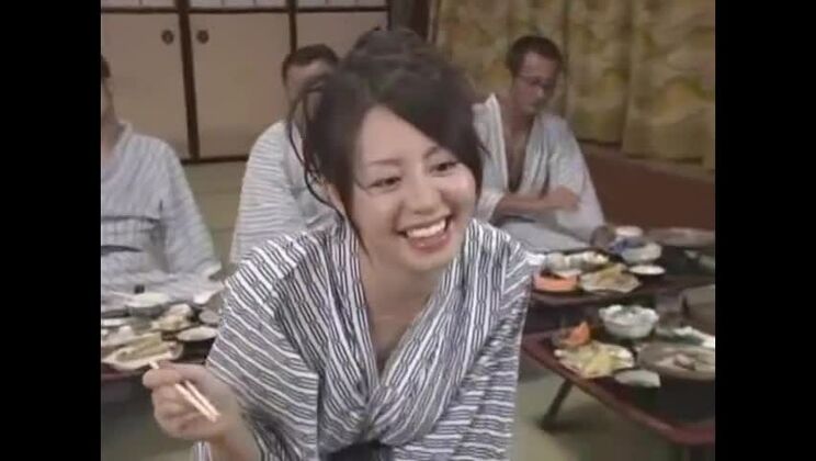 Привлекательная японка Ай Такеучи получает необычный фетишистский опыт в общественном месте.