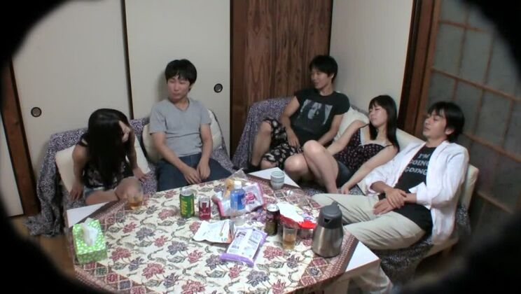 Нежная японская красотка в потрясающем видео группового секса