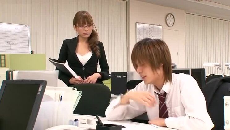 Спокойная азиатка Тина Юзуки позволила парню кончить ей на лицо.