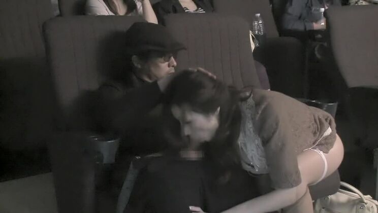 Изысканная японская замужняя женщина воплощает свои фетишистские фантазии в жизнь в общественном месте.