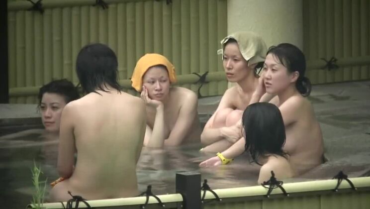 Сахарная японская шлюха на публике.