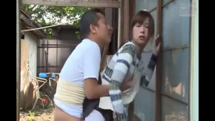 Очаровательная японская замужняя женщина занимается сексом в любительском порно-видео.