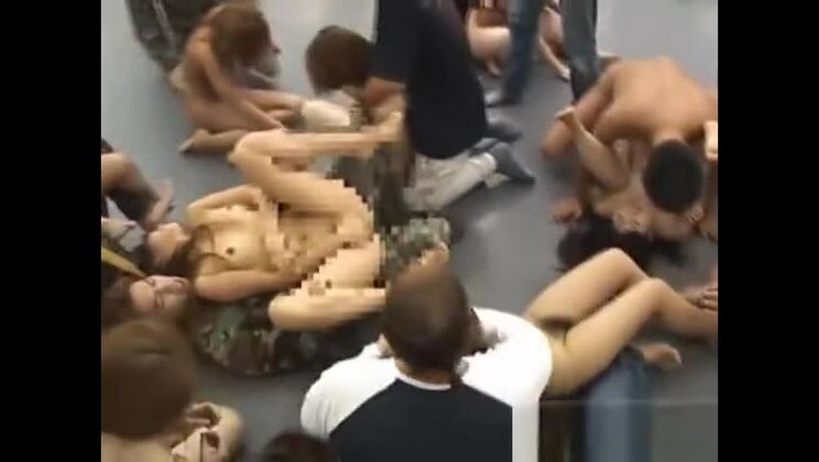 Божественная восточная распутница занимается сексом в группе.