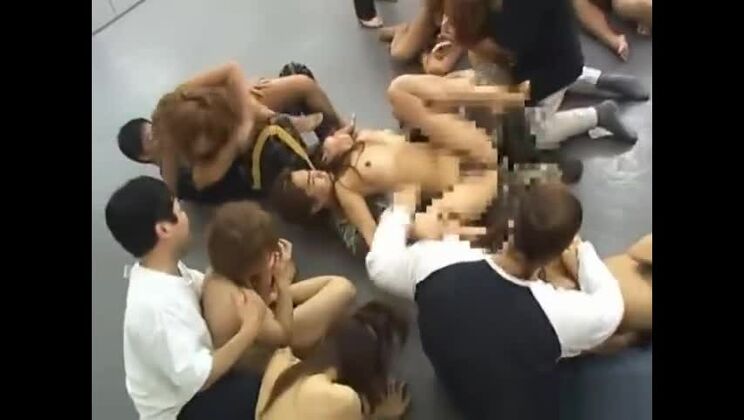 Приятная в общении пышногрудая японская шлюха