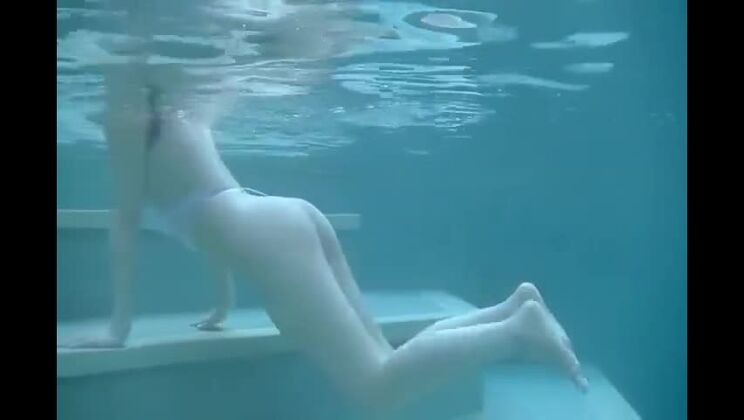 Прекрасная японская девушка в красивом фетиш-порно видео.