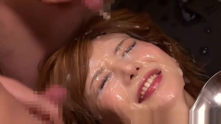 Божественная брюнетка-азиатка-шлюха получает массовое букаке.