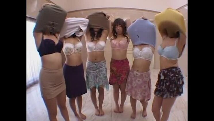 Привлекательная пышногрудая японская шлюха участвует в групповом сексе.