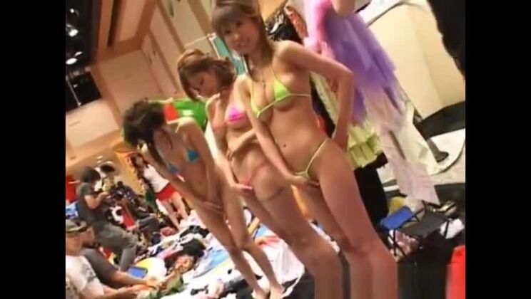 Неземная азиатская женщина вне дома.