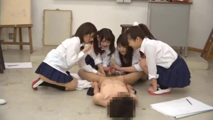 Сочная азиатская шлюха воплощает в жизнь свои грязные, извращенные фантазии.