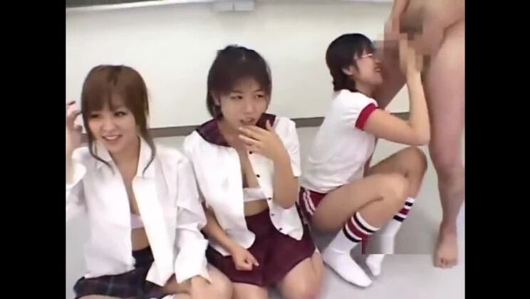 Привлекательная плоскогрудая восточная шлюха в горячем групповом сексе.