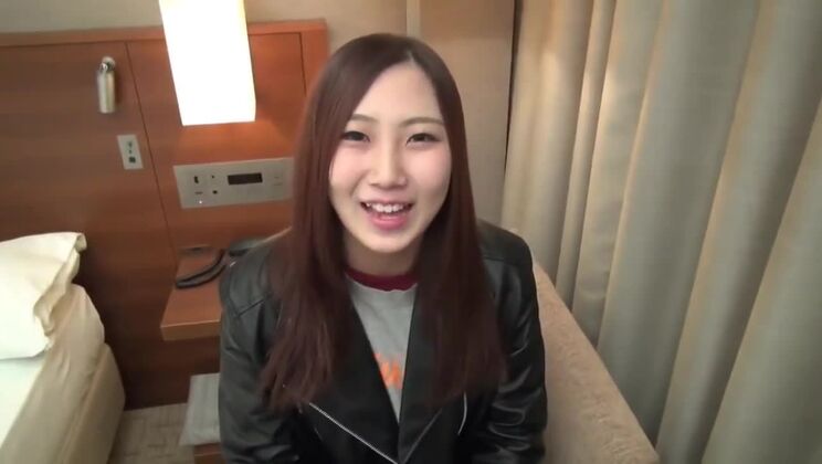 Очаровательная азиатская девушка