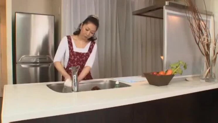 Милая японская девушка с пышной грудью