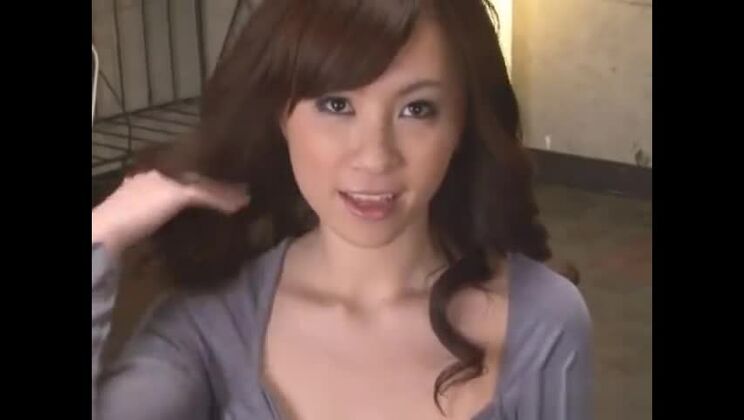 Красивая азиатская шлюха участвует в дикой групповой оргии XXX-сцены.