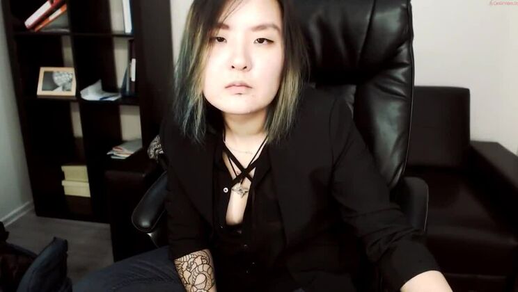 Элегантная плоскогрудая восточная сучка в красивом любительском видео