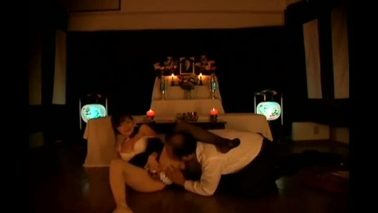 Милая замужняя японка в пикантном порно видео