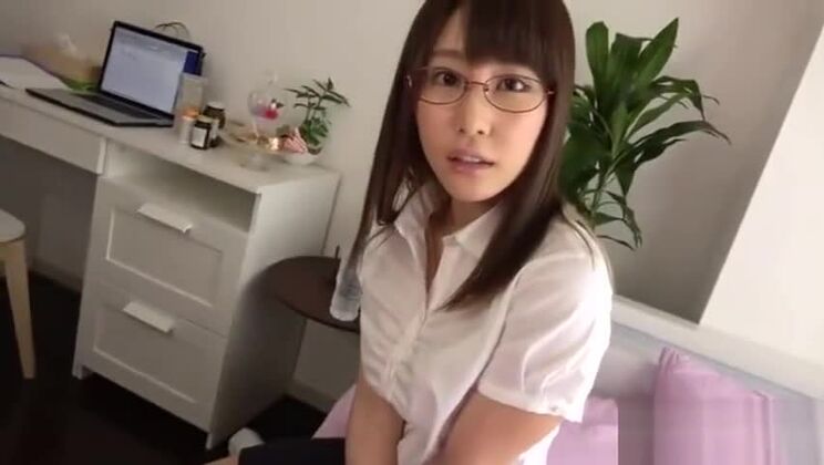 Соблазнительная пышногрудая японская шлюха