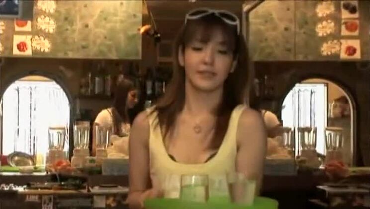 Очаровательная японская сучка развлекается на любительском видео.