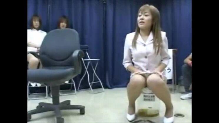 Прелестная восточная шлюха, демонстрирующая потрясающее видео с мочеиспусканием.