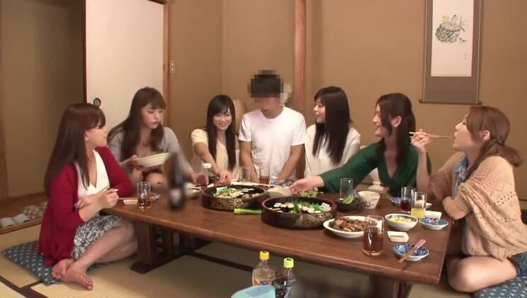 Милая японка с пышной грудью