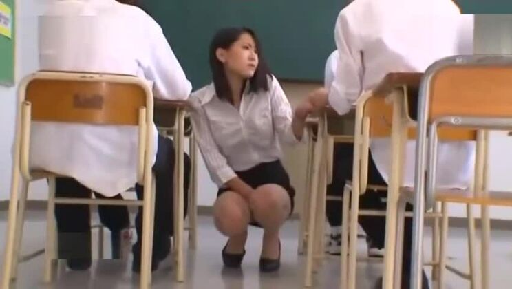 Очаровательная японская красотка в фетиш-порнофильме