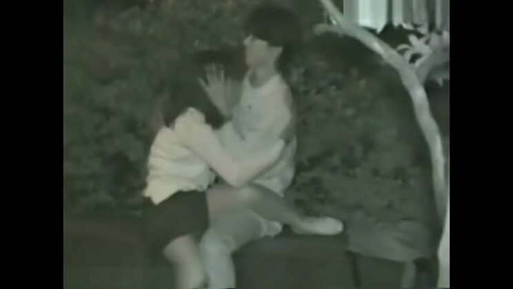 Потрясающая азиатская девушка в красивом любительском видео в общественном месте.